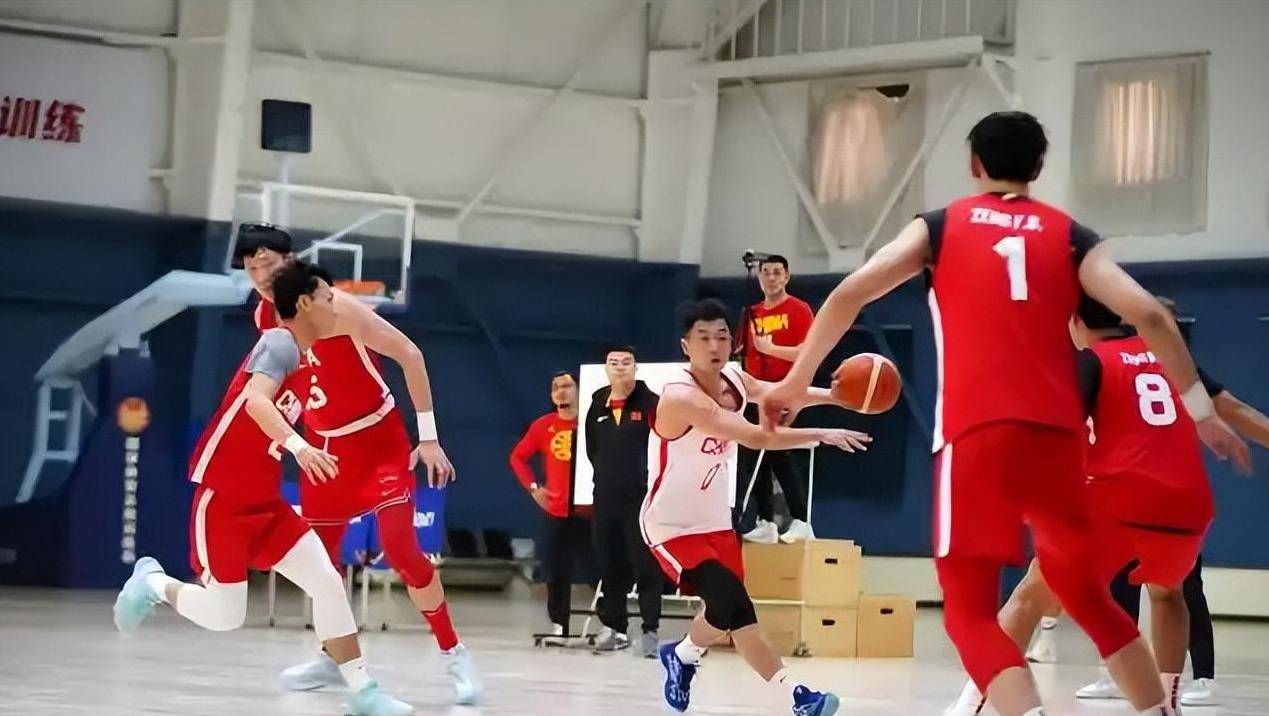 云南男篮队内士气高涨，球员备战氛围浓厚